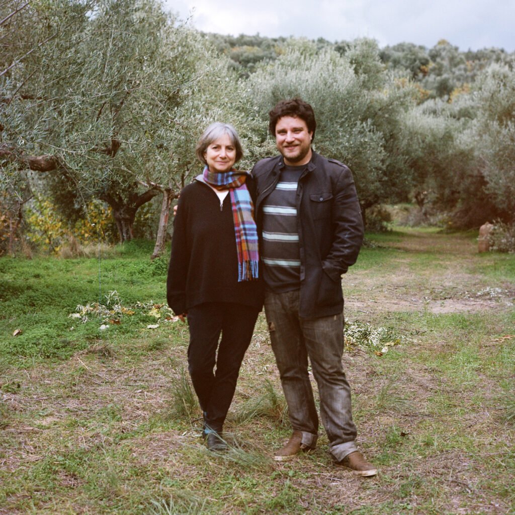 Evi et Alexandros Rallis souriant dans un champs d'oliviers dans la région de Mani à coté de Kalamata proche du Péloponnèse