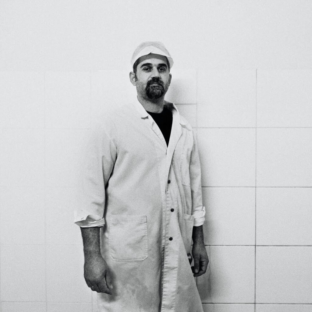 Nikos Memmos pose dans son laboratoire de feta fromage grec d'exception