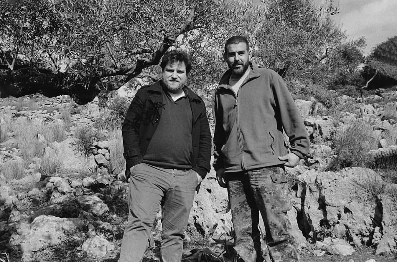 Alexandros Rallis et un producteur d' huile d'olive grecque extra vierge dans un champ d'oliviers assis sur des rochers de la région de Mani, qui se situe à coté de Kalamata en Grèce
